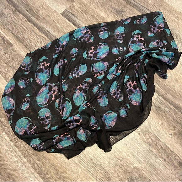Skull Scarf - large scarf/wrap with cute skulls - Picture 3 of 4